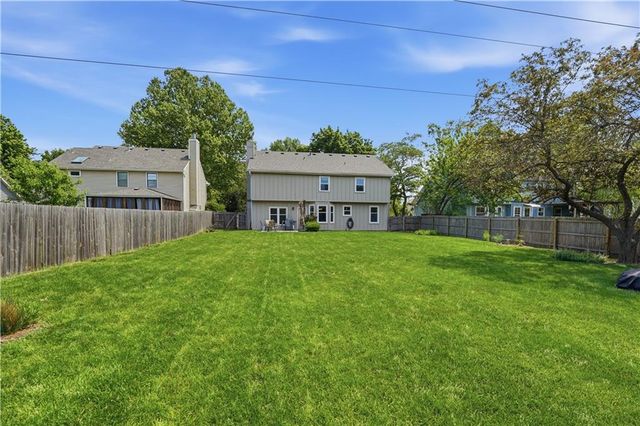 8050 Lakeview Avenue, Lenexa, KS 66219