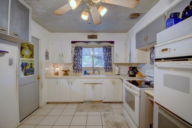 708 Kentucky Street SE, Albuquerque, NM 87108