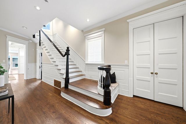 1352 N La Salle Drive, Chicago, IL 60610