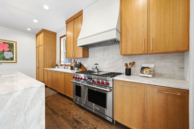 1352 N La Salle Drive, Chicago, IL 60610