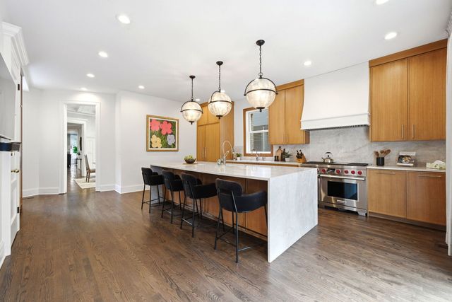 1352 N La Salle Drive, Chicago, IL 60610