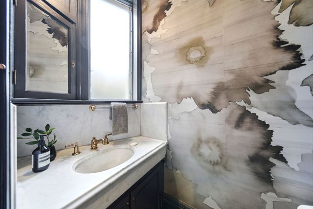 1352 N La Salle Drive, Chicago, IL 60610
