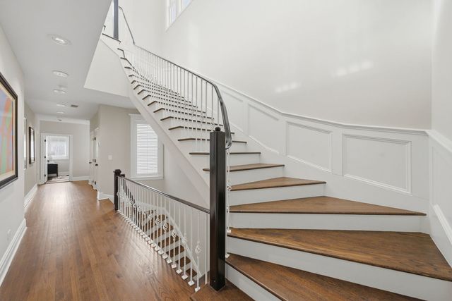 1352 N La Salle Drive, Chicago, IL 60610
