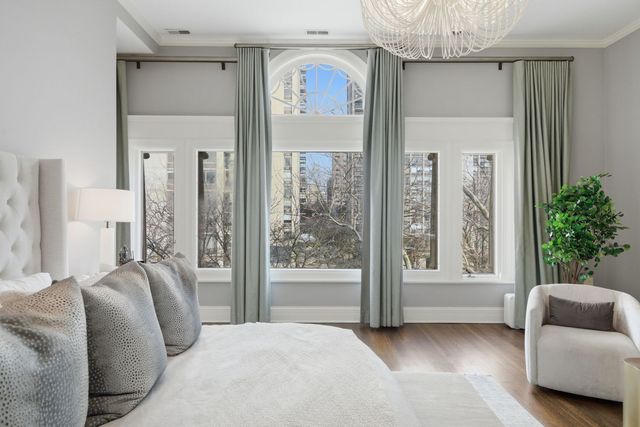 1352 N La Salle Drive, Chicago, IL 60610