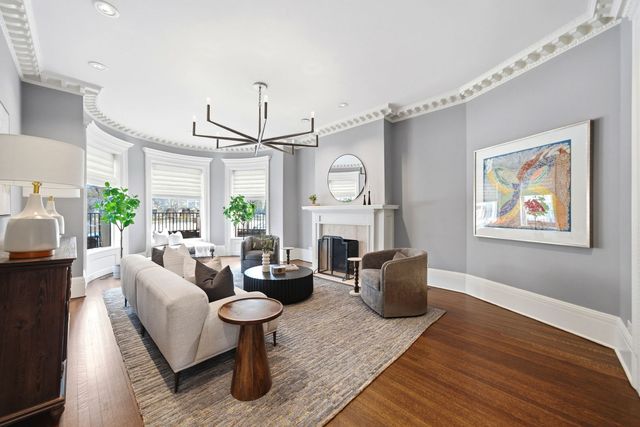 1352 N La Salle Drive, Chicago, IL 60610