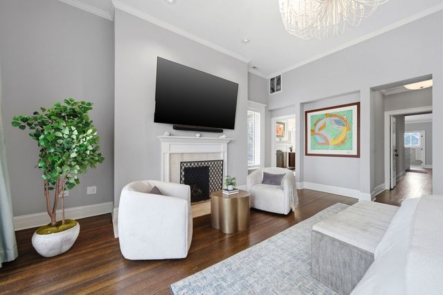 1352 N La Salle Drive, Chicago, IL 60610