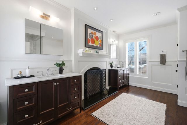 1352 N La Salle Drive, Chicago, IL 60610
