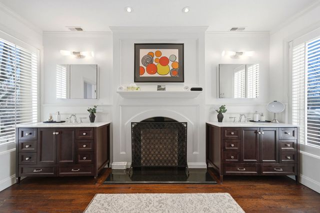 1352 N La Salle Drive, Chicago, IL 60610