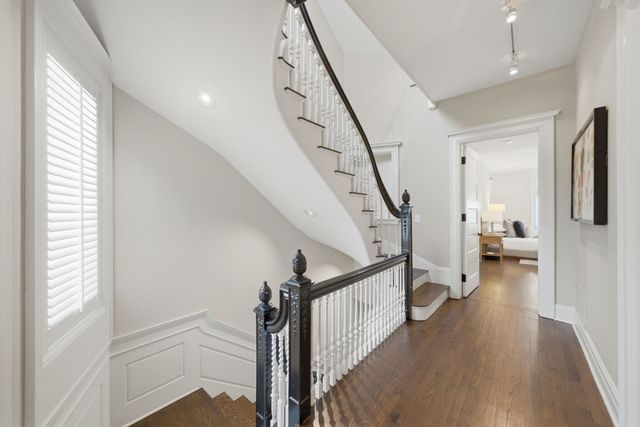 1352 N La Salle Drive, Chicago, IL 60610