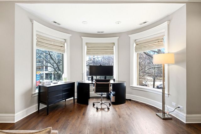 1352 N La Salle Drive, Chicago, IL 60610