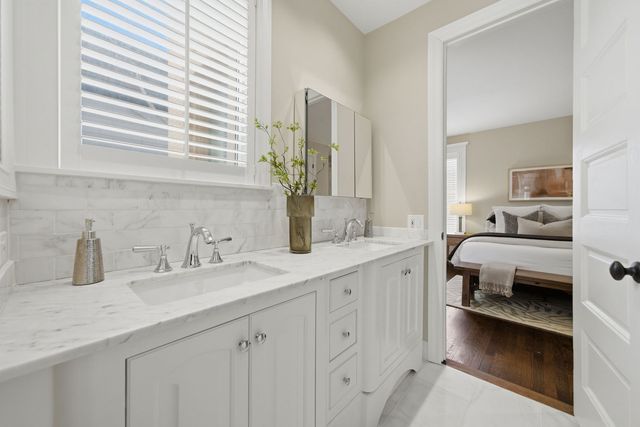 1352 N La Salle Drive, Chicago, IL 60610