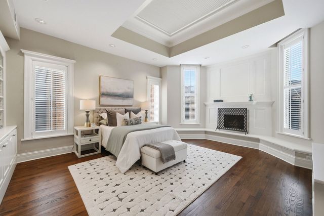 1352 N La Salle Drive, Chicago, IL 60610