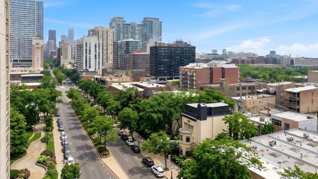 1352 N La Salle Drive, Chicago, IL 60610