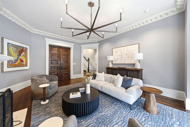 1352 N La Salle Drive, Chicago, IL 60610