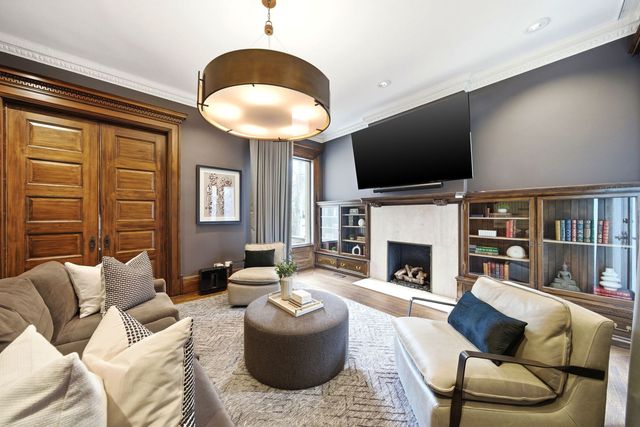 1352 N La Salle Drive, Chicago, IL 60610