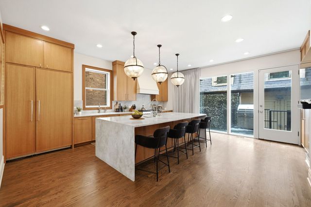 1352 N La Salle Drive, Chicago, IL 60610