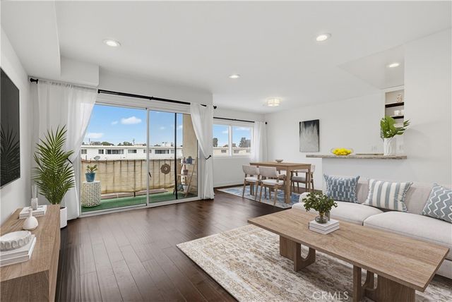 8738 Delgany 301, Playa Del Rey, CA 90293