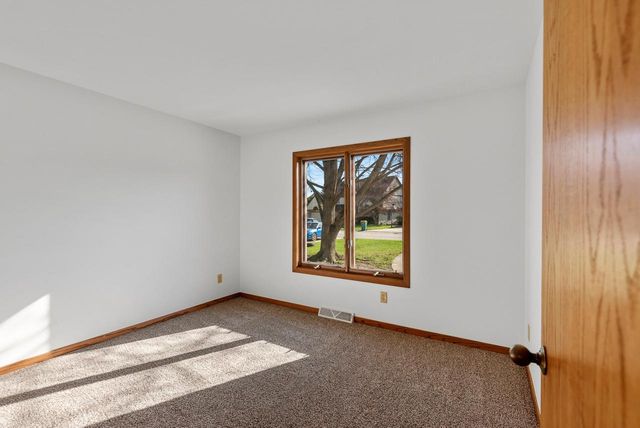 w164n11115 Kings Way, Germantown, WI 53022