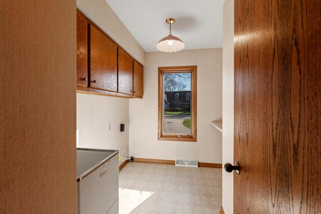 w164n11115 Kings Way, Germantown, WI 53022