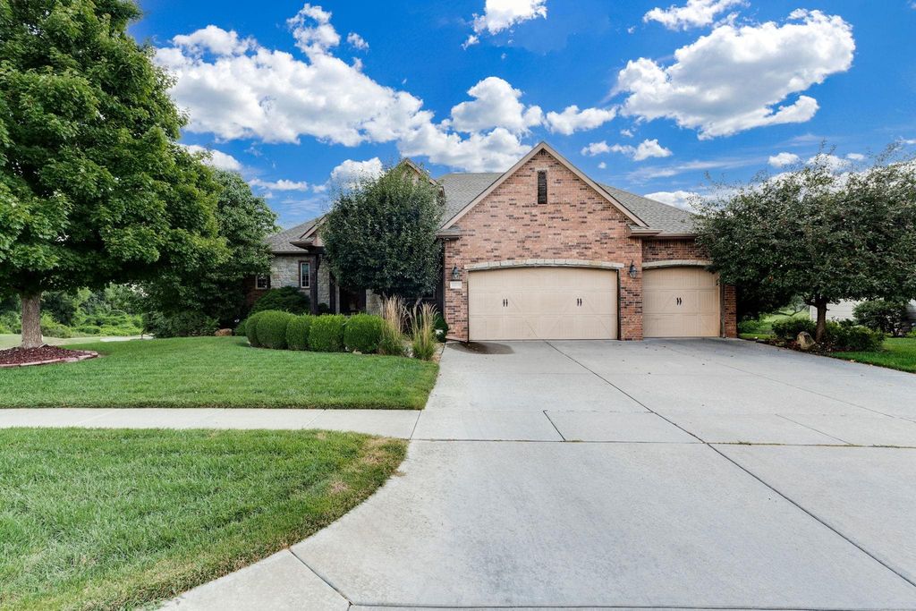 1219 E Waters Edge St, Derby, KS 67037