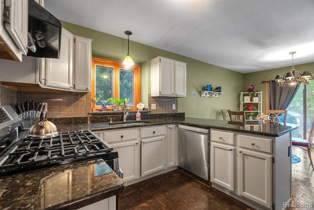 15743 Greenview, Fraser, MI 48026