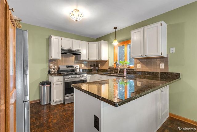 15743 Greenview, Fraser, MI 48026