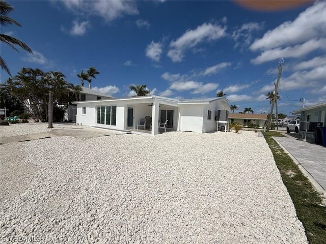 2823 Janet ST, Matlacha, FL 33993