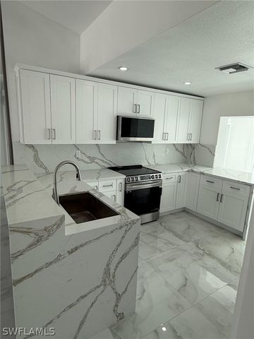 2823 Janet ST, Matlacha, FL 33993