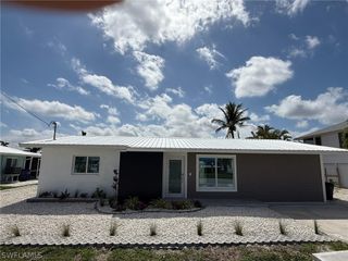 2823 Janet ST, Matlacha, FL 33993