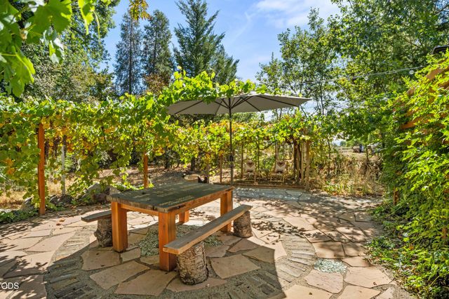 3184 Old Stage Road, Central Point, OR 97502