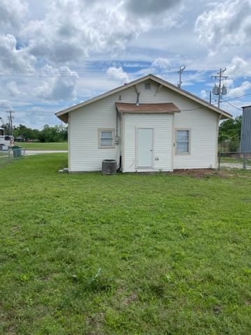 103 W Wichita Street, Bowie, TX 76230