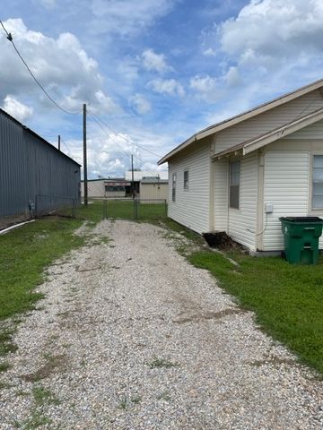 103 W Wichita Street, Bowie, TX 76230