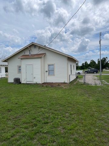 103 W Wichita Street, Bowie, TX 76230