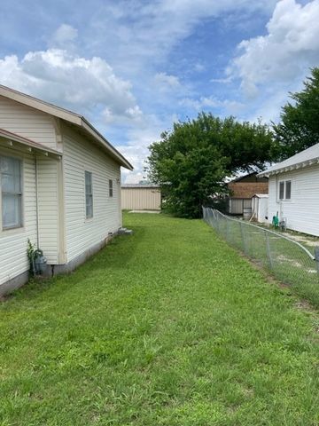 103 W Wichita Street, Bowie, TX 76230