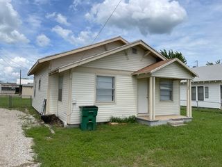 103 W Wichita Street, Bowie, TX 76230