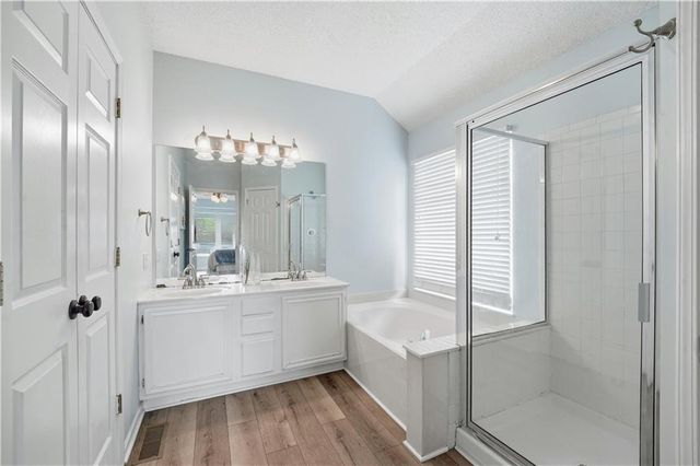 2416 SE 7th Circle, Lee's Summit, MO 64063