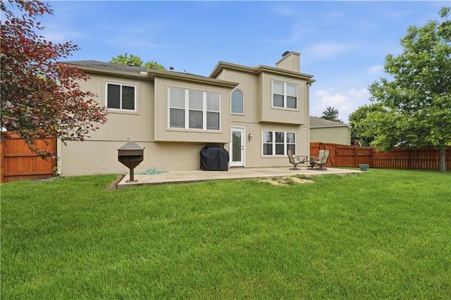 2416 SE 7th Circle, Lee's Summit, MO 64063