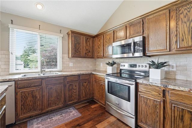 2416 SE 7th Circle, Lee's Summit, MO 64063