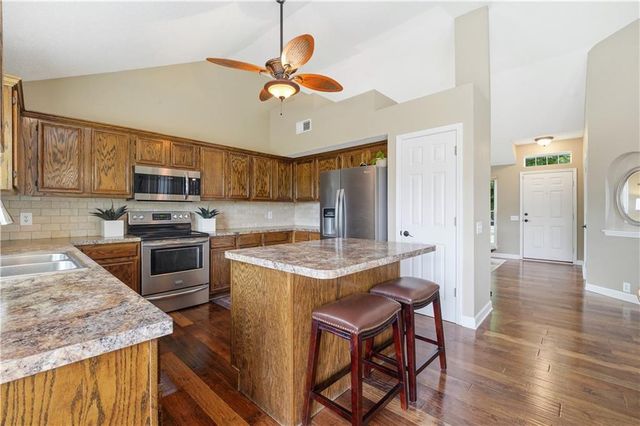 2416 SE 7th Circle, Lee's Summit, MO 64063
