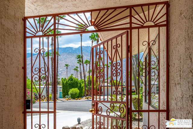 566 N Sunset Way, Palm Springs, CA 92262