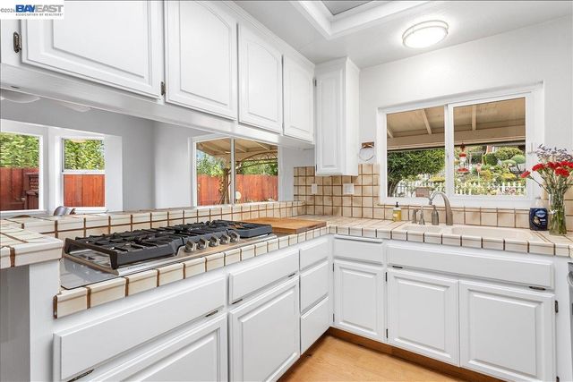 24805 Canyon View Ct, Hayward, CA 94541