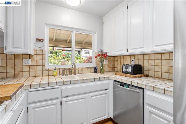 24805 Canyon View Ct, Hayward, CA 94541