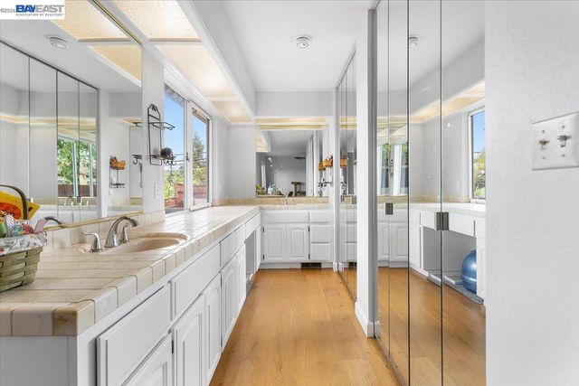 24805 Canyon View Ct, Hayward, CA 94541