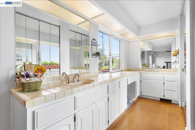 24805 Canyon View Ct, Hayward, CA 94541