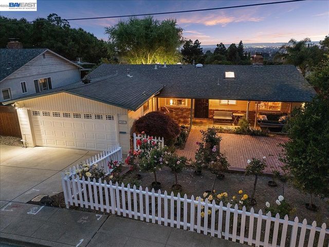 24805 Canyon View Ct, Hayward, CA 94541
