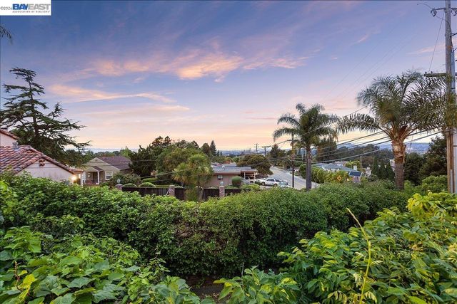 24805 Canyon View Ct, Hayward, CA 94541