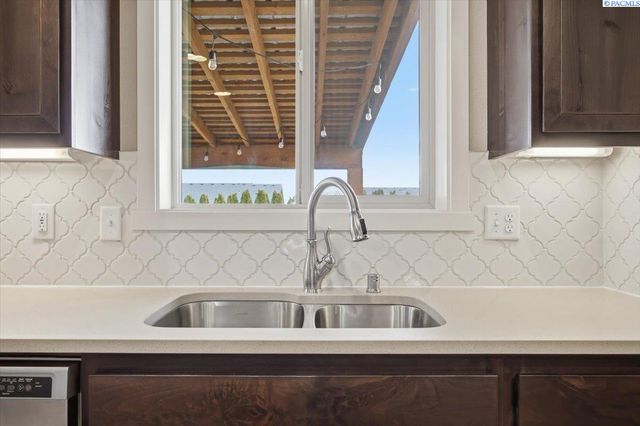 3919 Charleston, Pasco, WA 99301