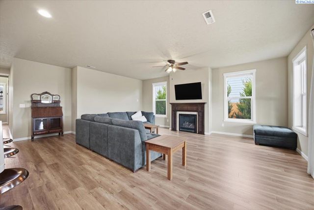 3919 Charleston, Pasco, WA 99301