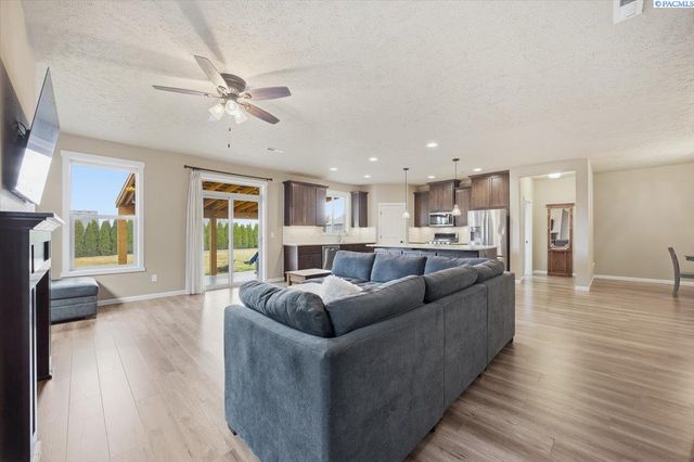 3919 Charleston, Pasco, WA 99301