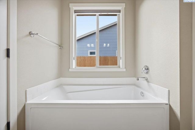 3919 Charleston, Pasco, WA 99301